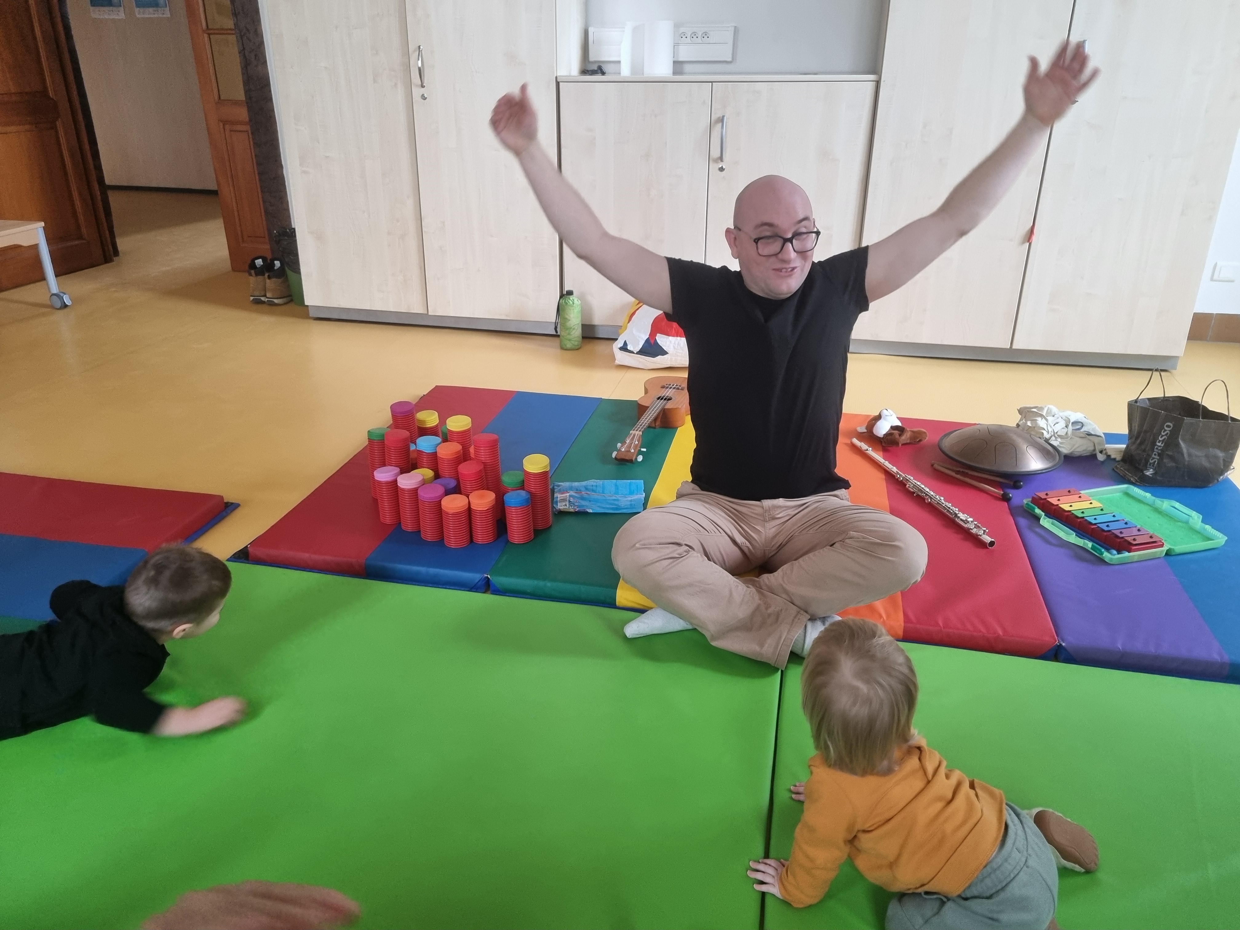 Fabien musicien éducateur avec les enfants