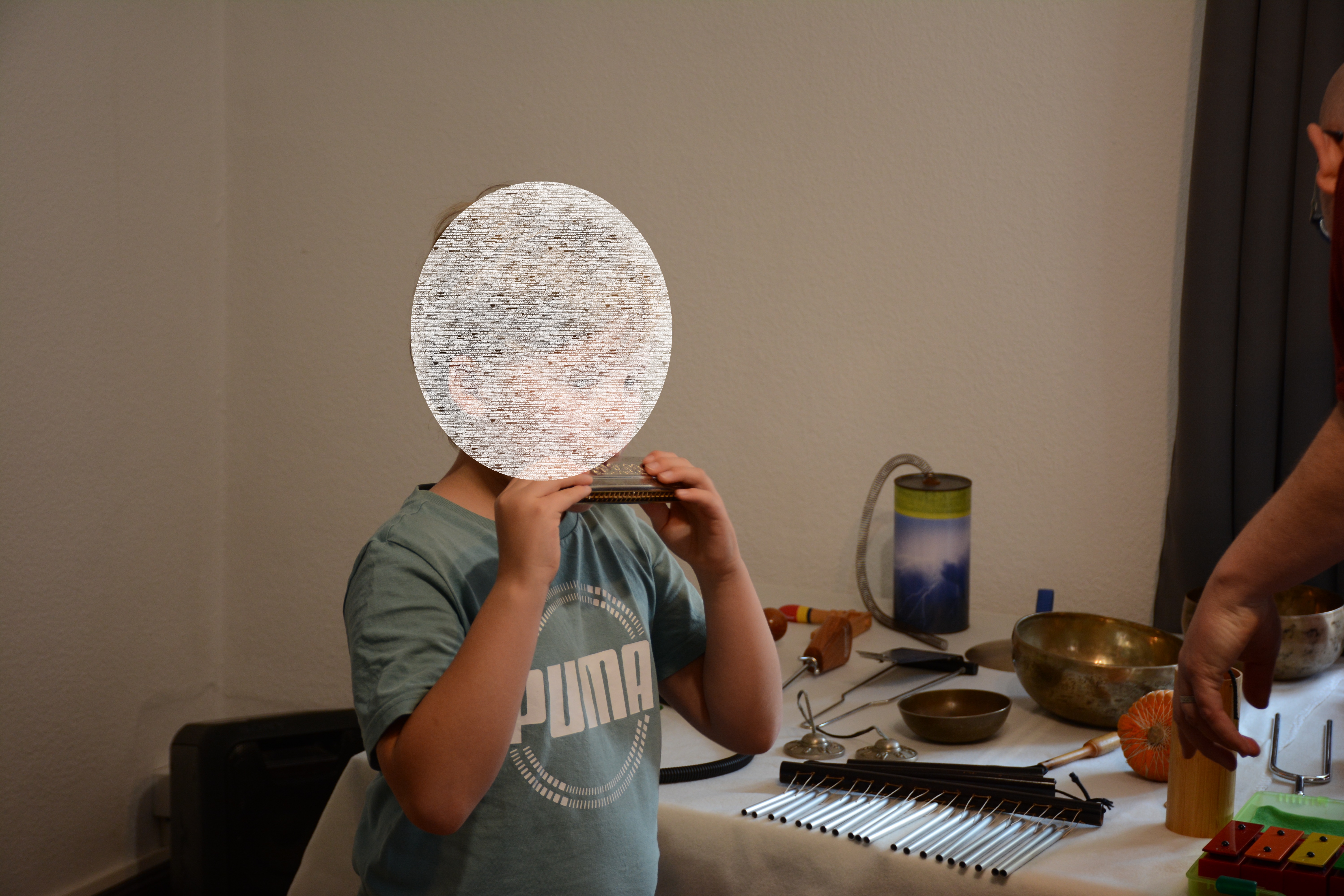 Enfant jouant d'un instrument en séance individuelle