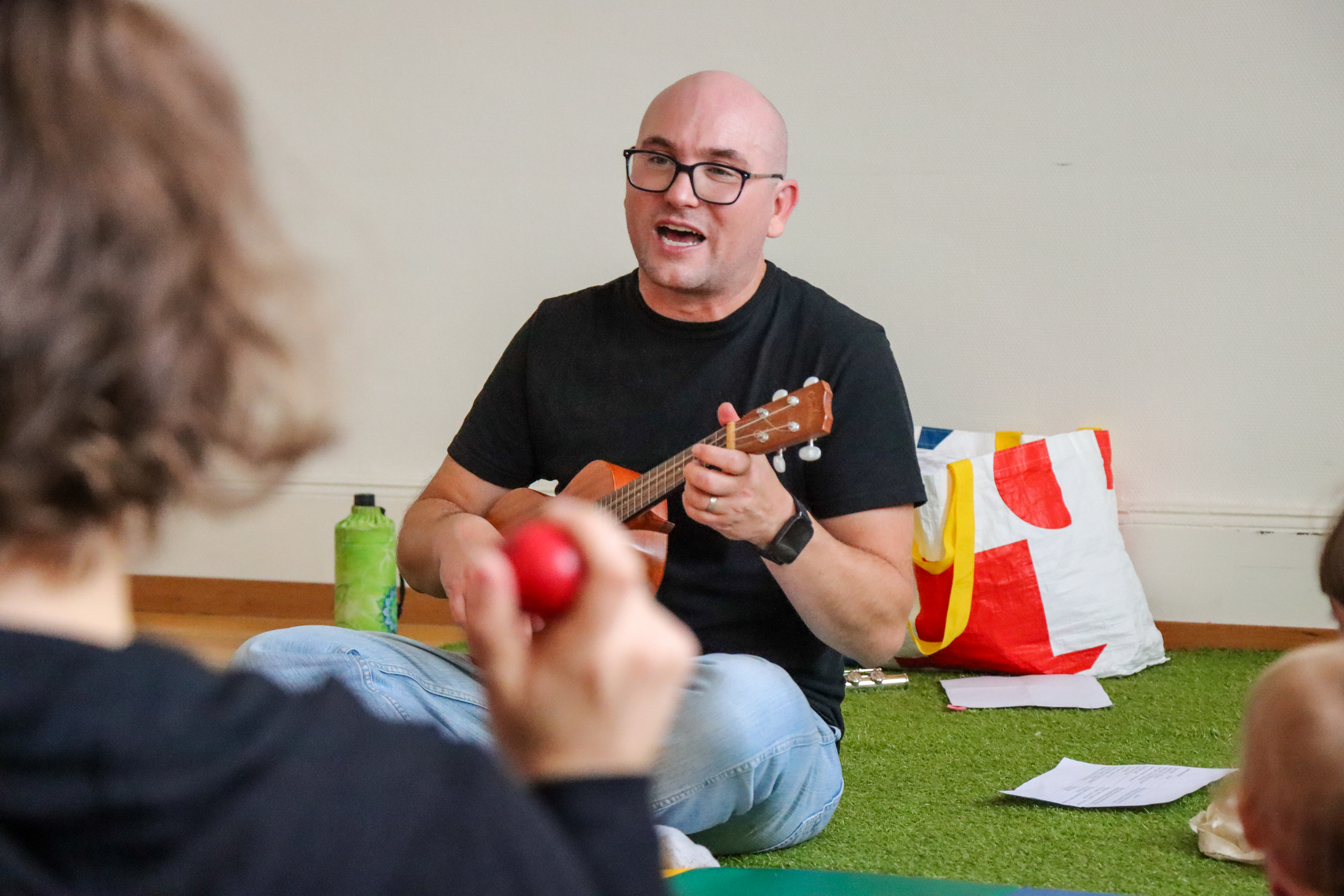 Fabien en atelier musical et ukulélé